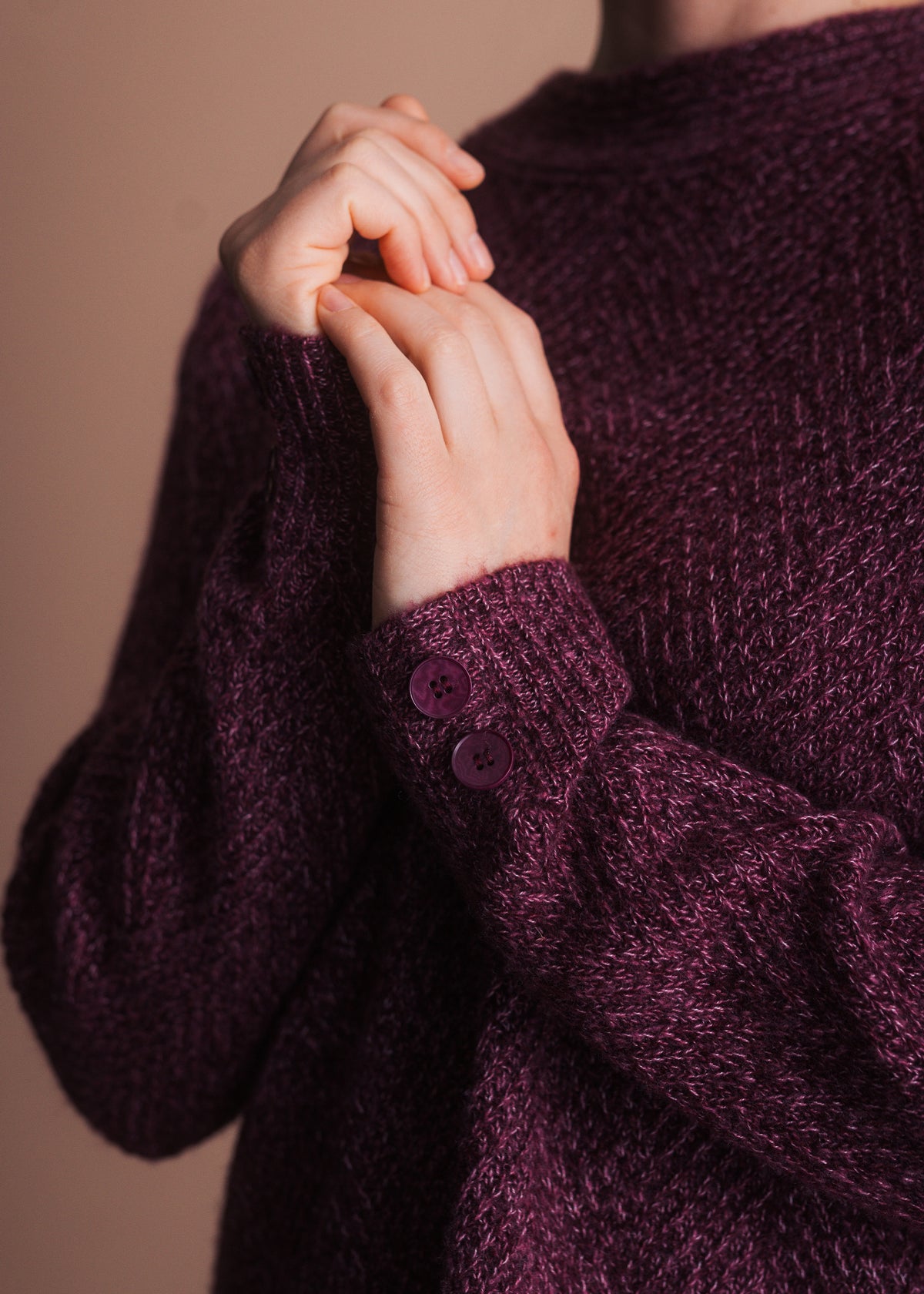 Melierter Pullover mit Fischgrät in Bordeaux