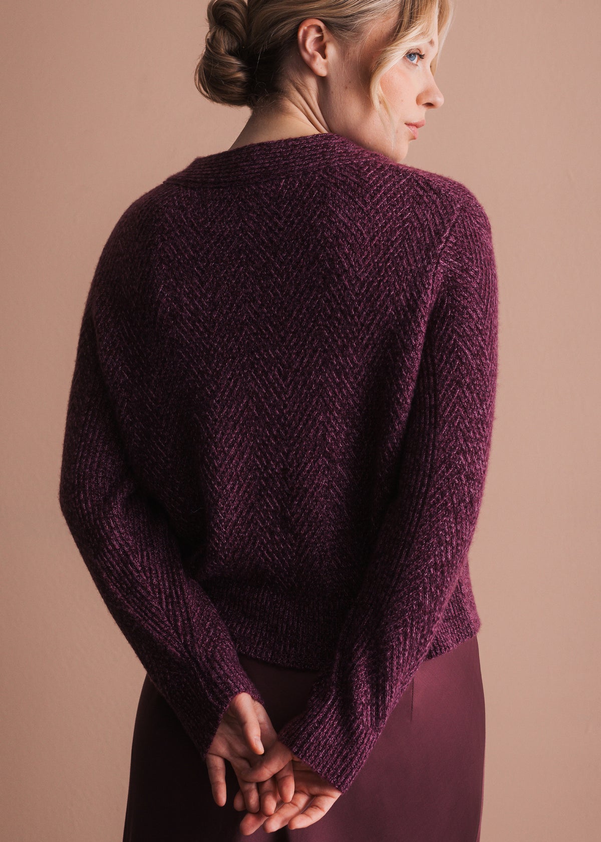 Melierter Pullover mit Fischgrät in Bordeaux