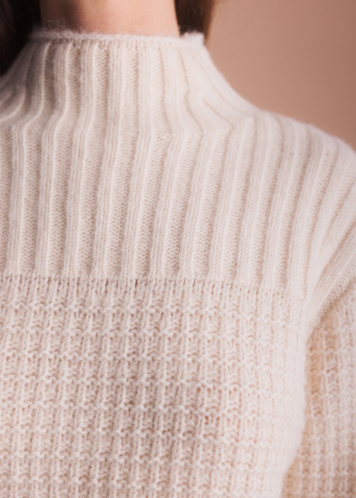 Rippstrickpullover mit Stehkragen