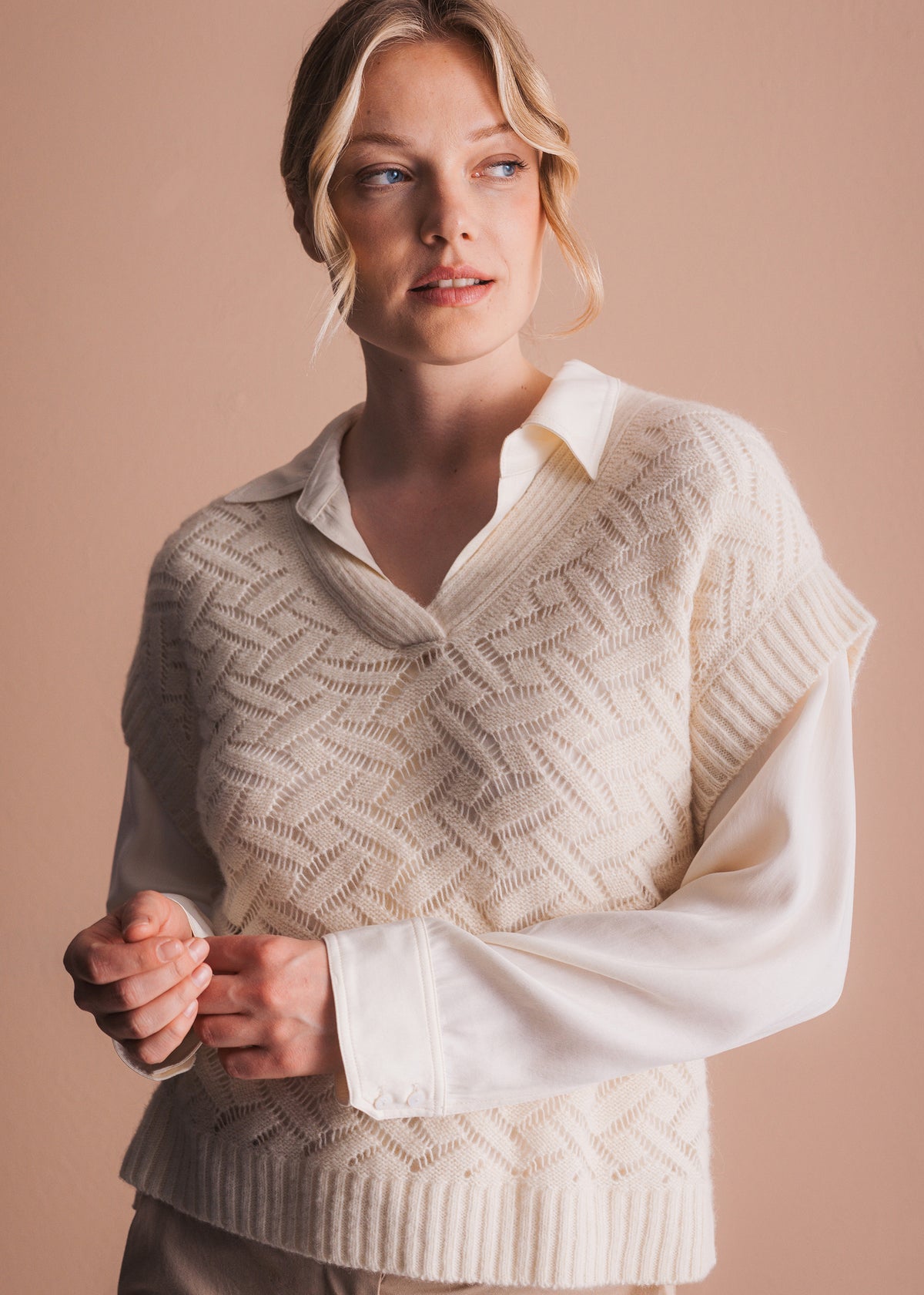 Pullunder mit Ajourmuster in Creme