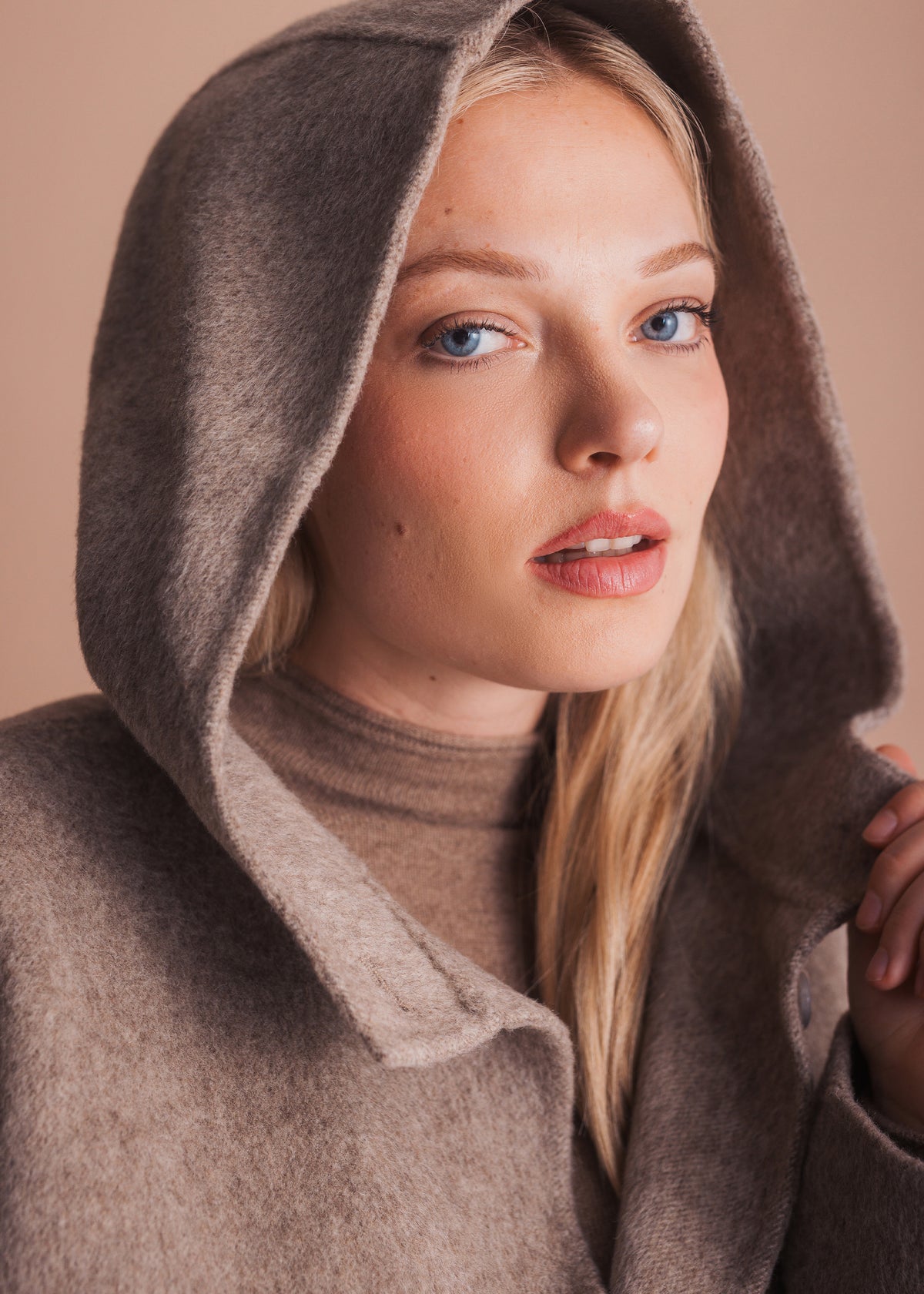 Wolljacke mit Kapuze in Taupe meliert