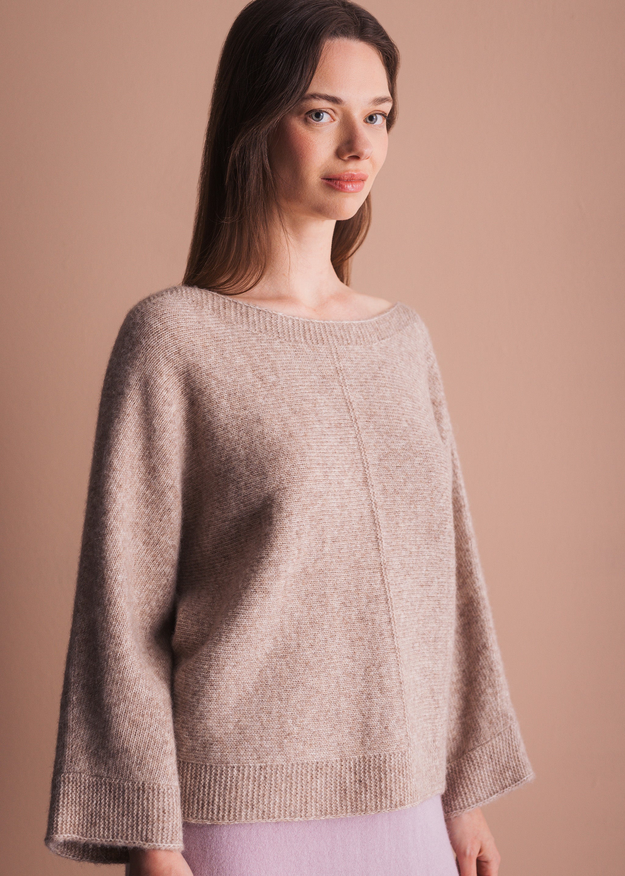 Melierter Pullover mit weitem U-Ausschnitt