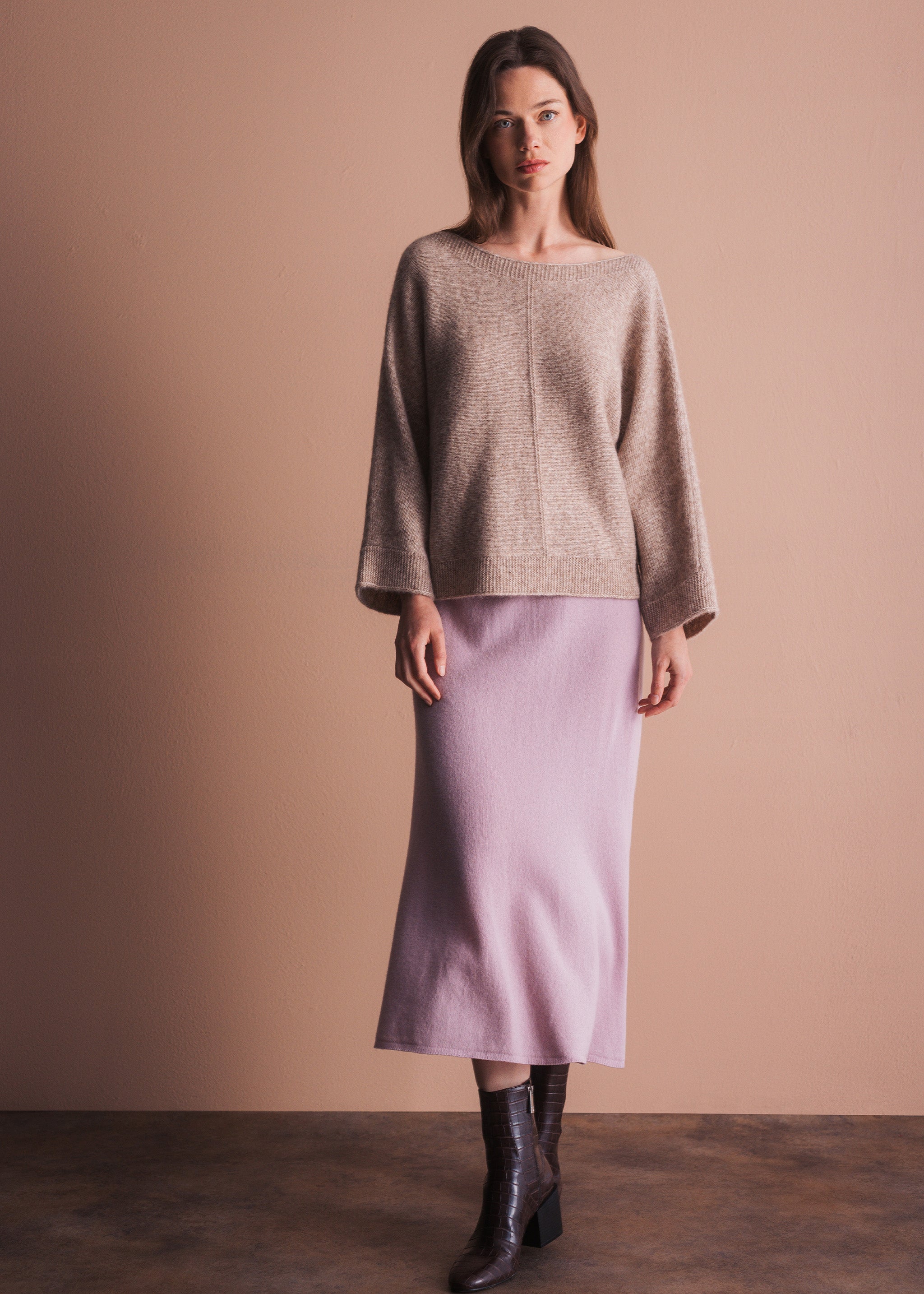 Melierter Pullover mit weitem U-Ausschnitt