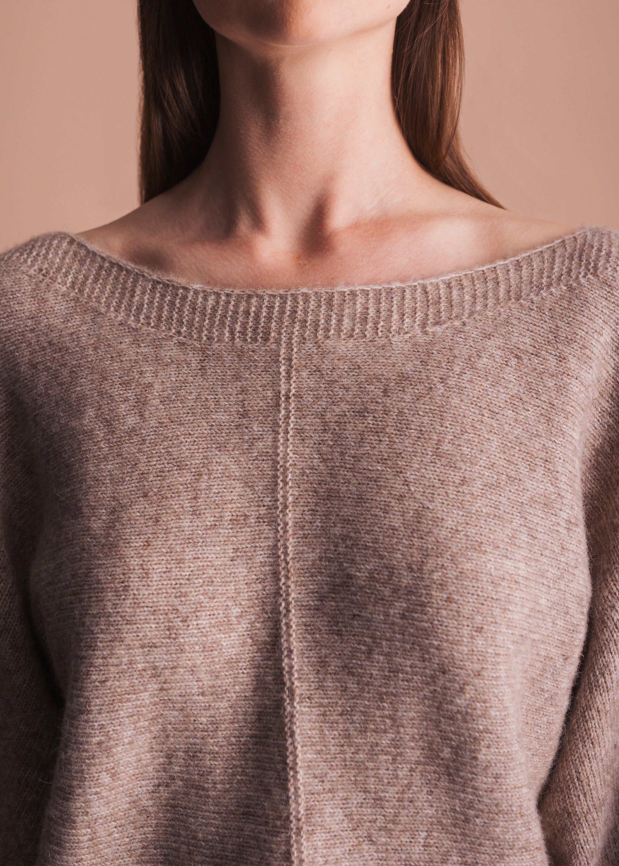 Melierter Pullover mit weitem U-Ausschnitt