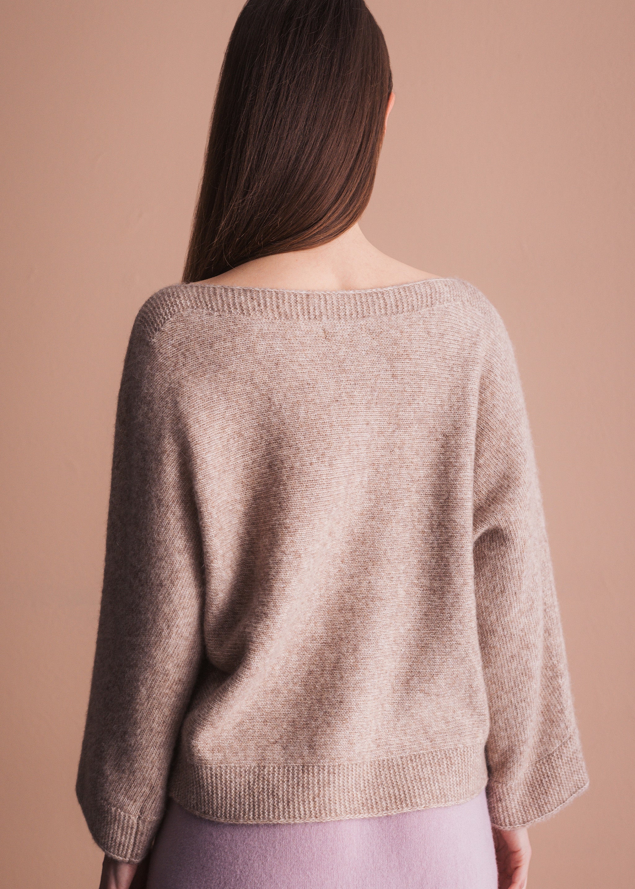 Melierter Pullover mit weitem U-Ausschnitt