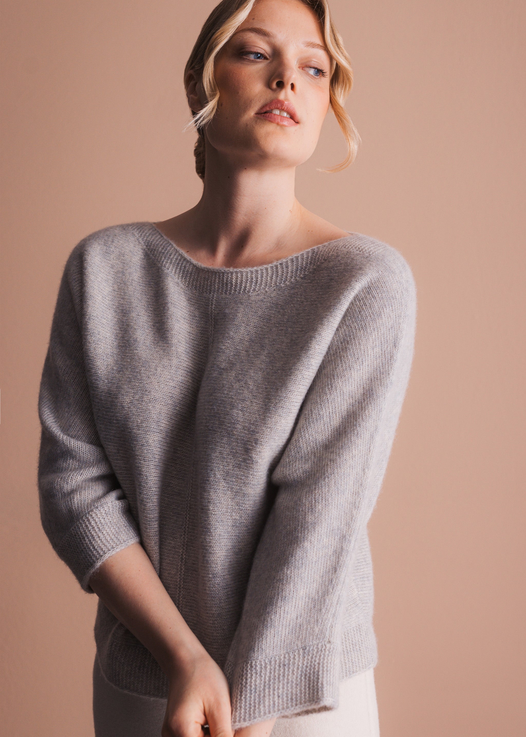 Melierter Pullover mit weitem U-Ausschnitt