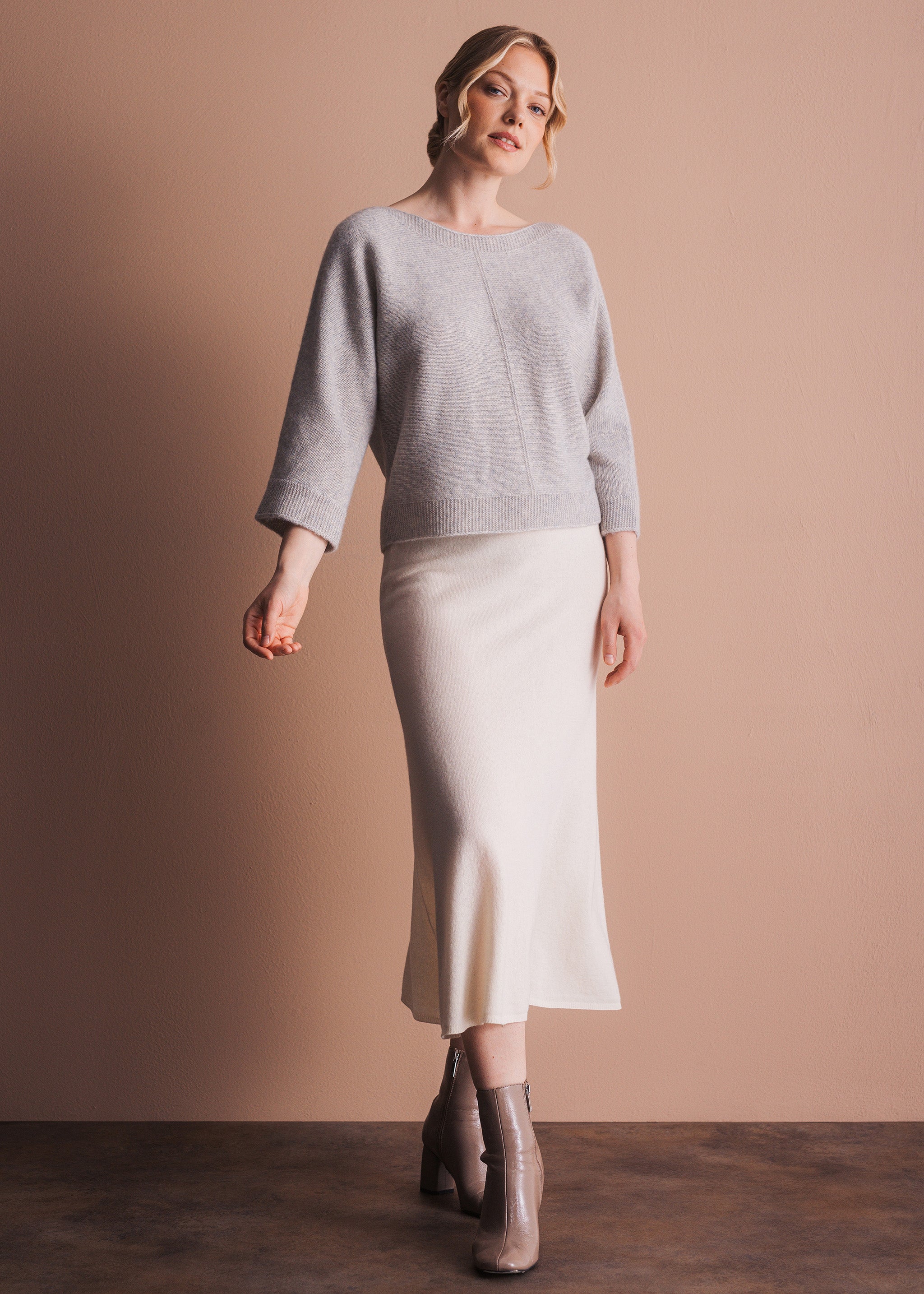 Melierter Pullover mit weitem U-Ausschnitt