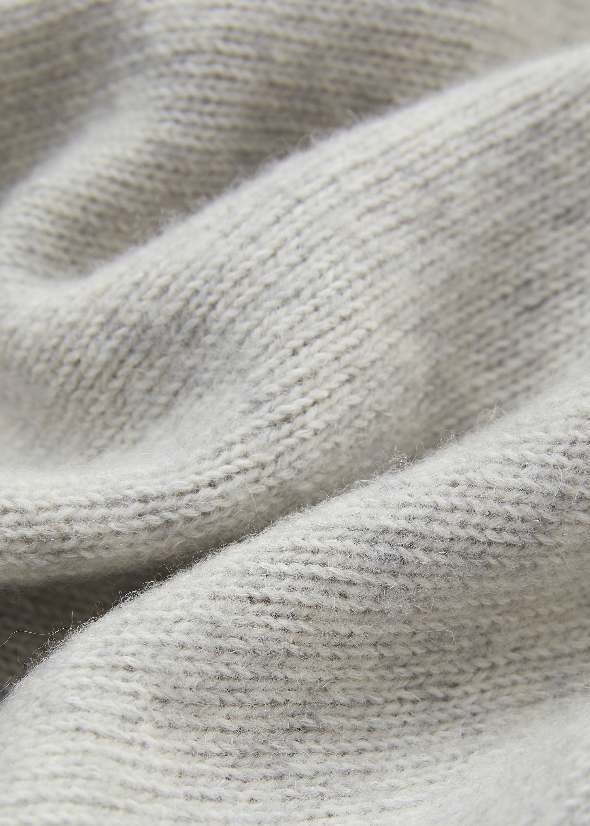 Melierter Pullover mit weitem U-Ausschnitt