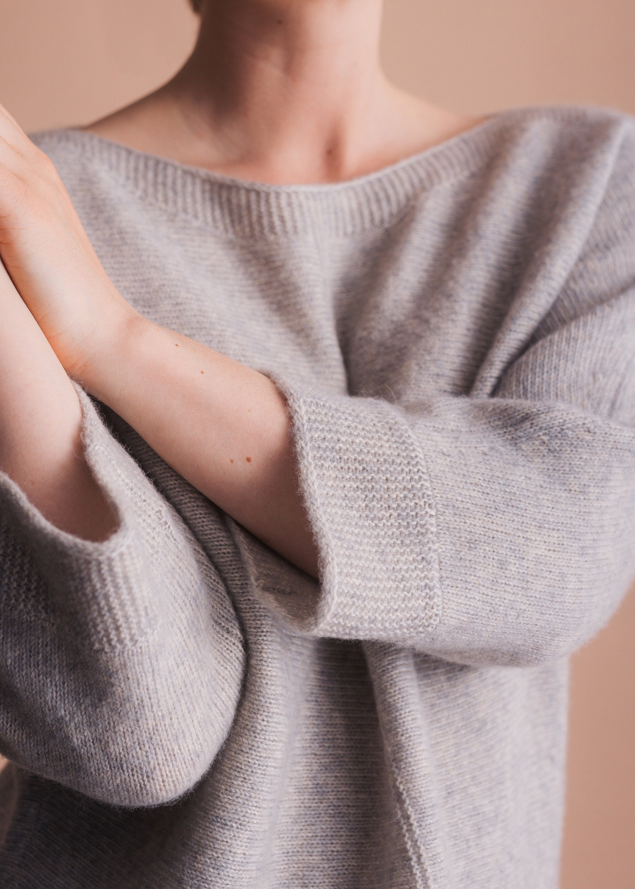 Melierter Pullover mit weitem U-Ausschnitt