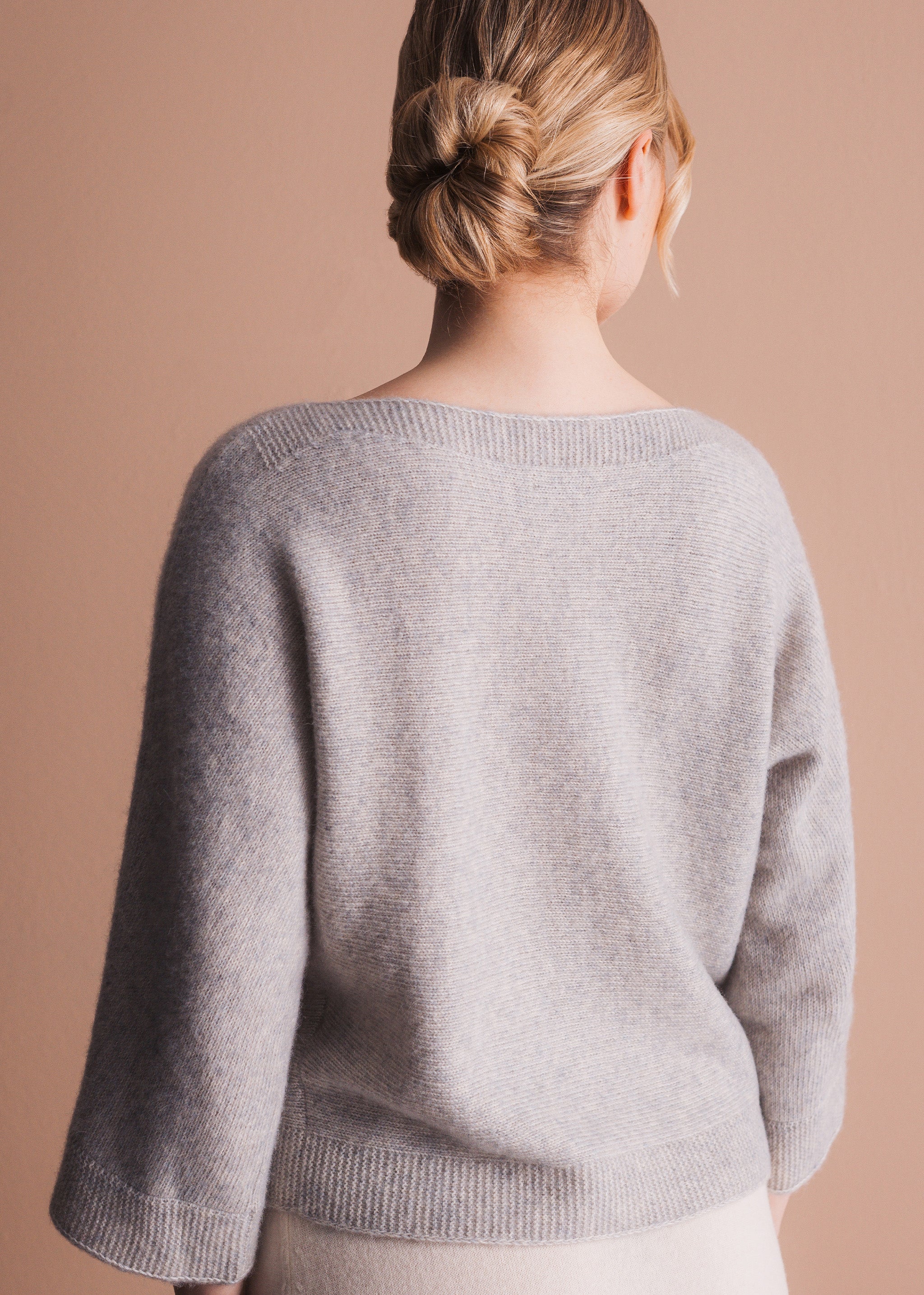Melierter Pullover mit weitem U-Ausschnitt