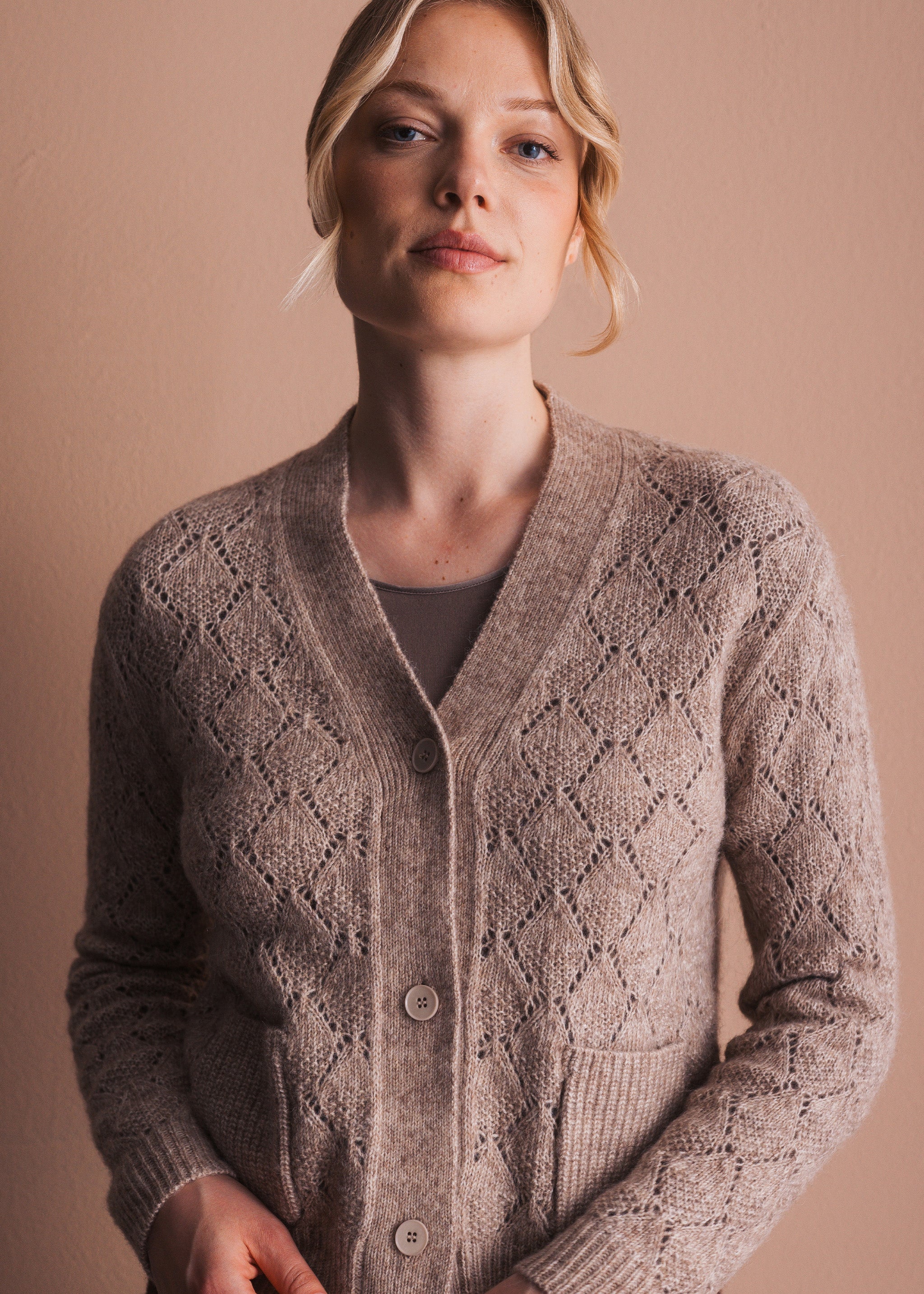 Cardigan mit Ajourmuster in Hazelnut