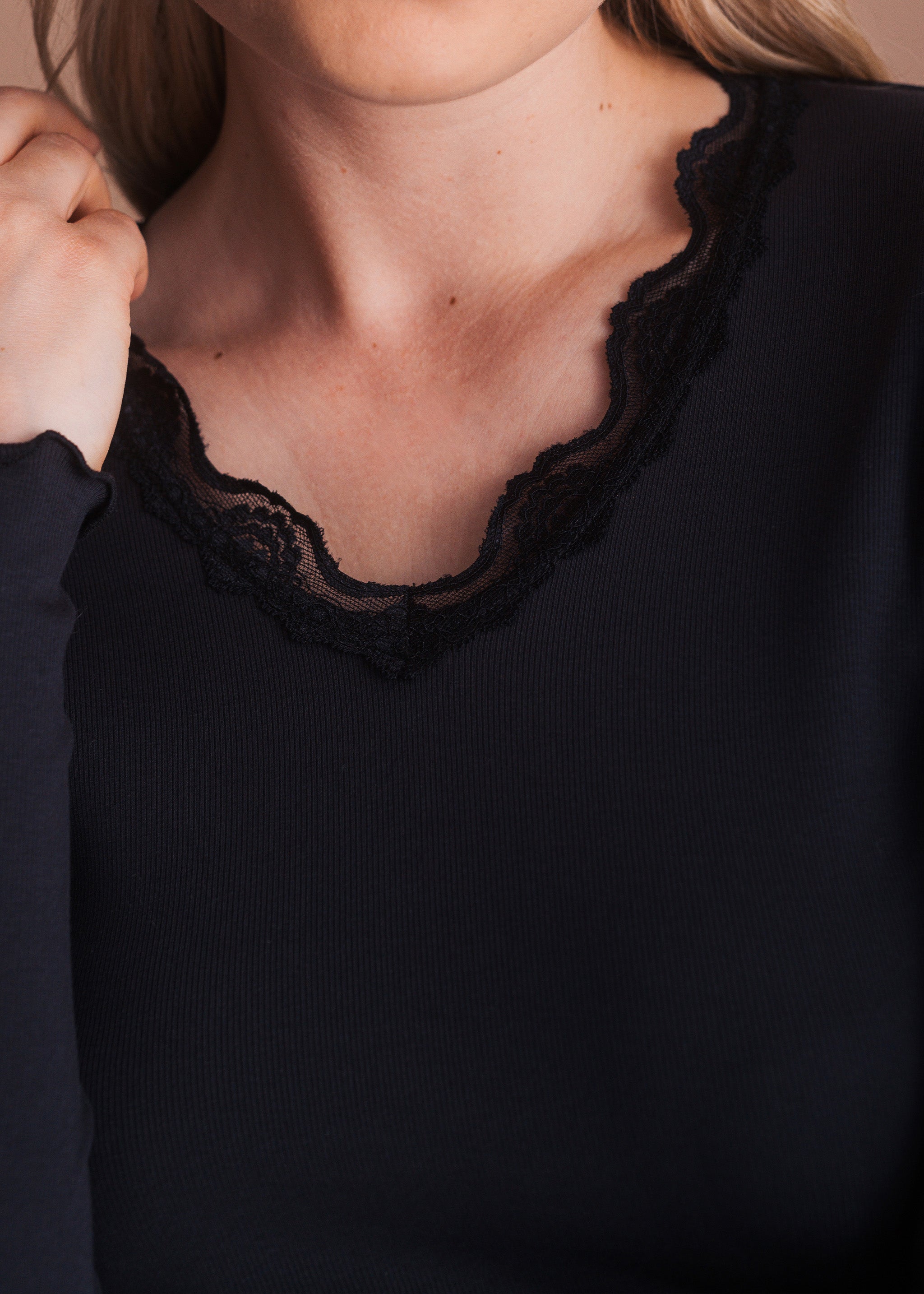 Langarmshirt mit Spitzenbesatz