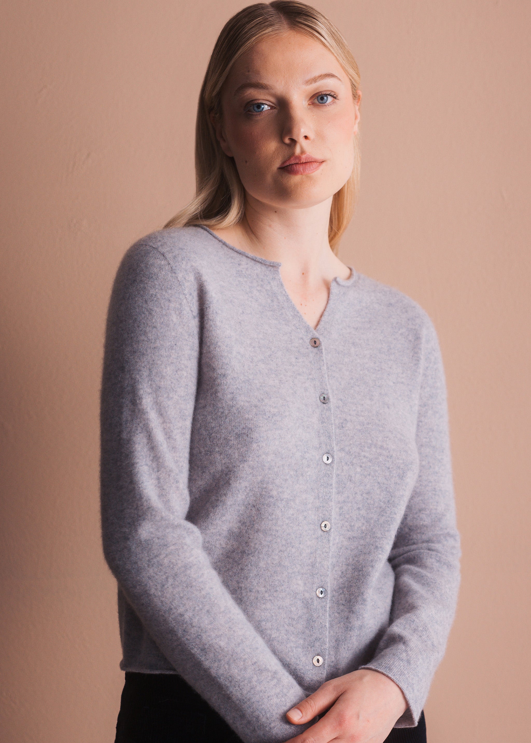 Strickjacke mit V-Ausschnitt